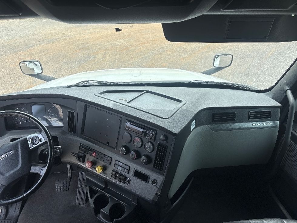 Sleeper Tractor-Heavy Duty Tractors-Freightliner-2021-T12664ST-Pensacola-FL-723,248\n\t\tmiles-$ 49,000 - Image 12