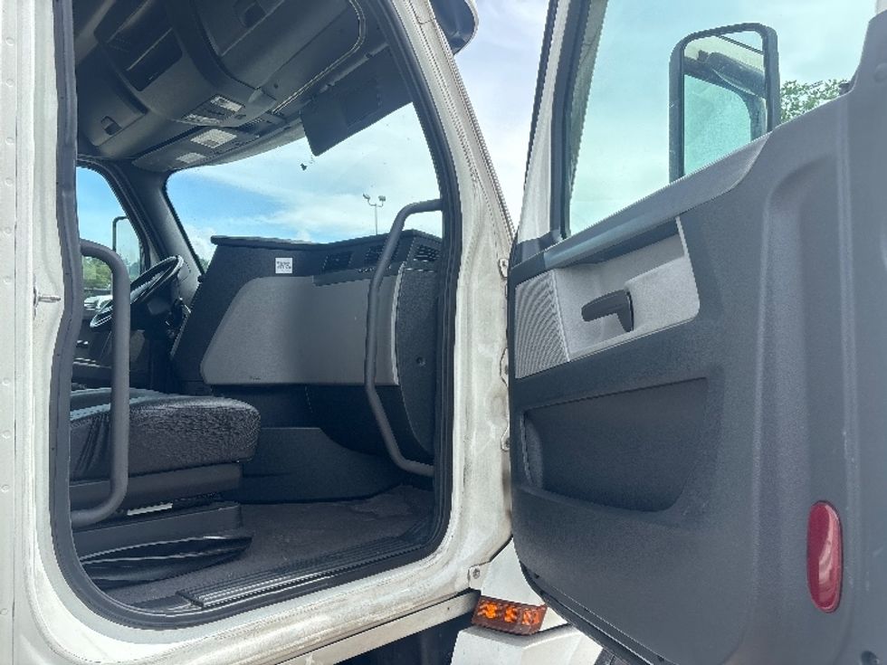 Sleeper Tractor-Heavy Duty Tractors-Freightliner-2021-T12664ST-Pensacola-FL-723,248\n\t\tmiles-$ 49,000 - Image 13