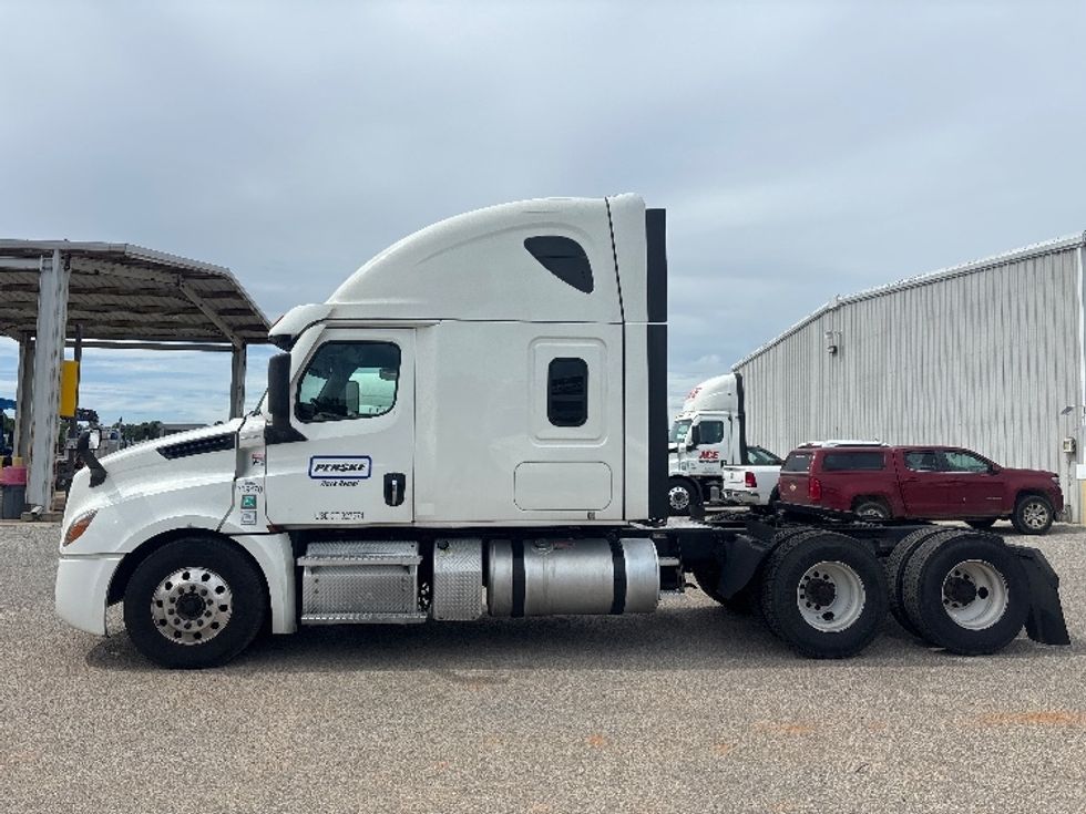 Sleeper Tractor-Heavy Duty Tractors-Freightliner-2021-T12664ST-Pensacola-FL-723,248\n\t\tmiles-$ 49,000 - Image 4