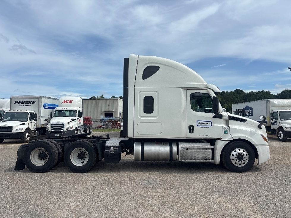 Sleeper Tractor-Heavy Duty Tractors-Freightliner-2021-T12664ST-Pensacola-FL-723,248\n\t\tmiles-$ 49,000 - Image 8