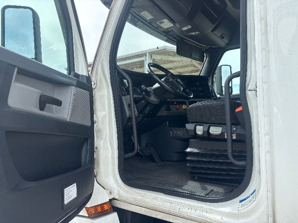 Sleeper Tractor-Heavy Duty Tractors-Freightliner-2021-T12664ST-Pensacola-FL-723,248\n\t\tmiles-$ 49,000 - Image 9