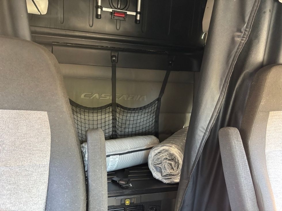 Sleeper Tractor-Heavy Duty Tractors-Freightliner-2021-T12664ST-Perrysburg-OH-446,224\n\t\tmiles-$ 67,250 - Image 11