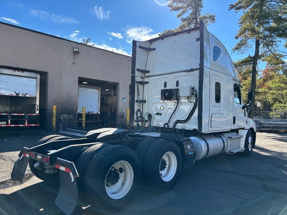Sleeper Tractor-Heavy Duty Tractors-Freightliner-2021-T12664ST-Perrysburg-OH-446,224\n\t\tmiles-$ 67,250 - Image 7