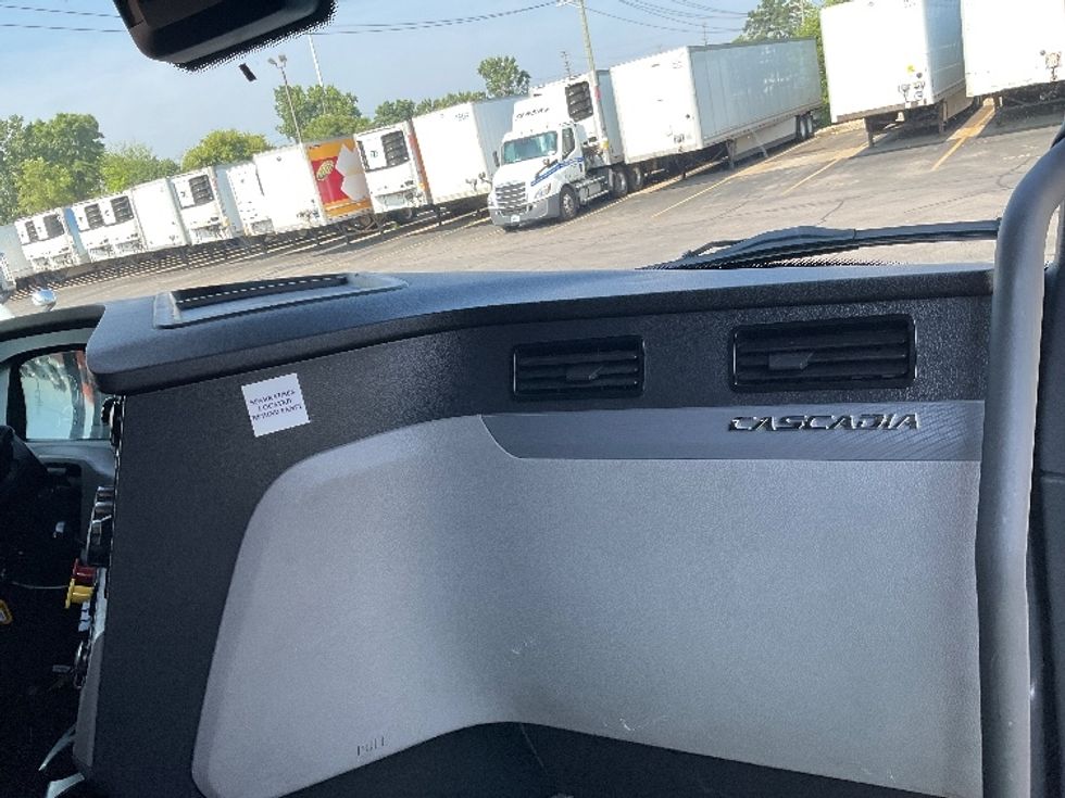 Sleeper Tractor-Heavy Duty Tractors-Freightliner-2021-T12664ST-Perrysburg-OH-474,071\n\t\tmiles-$ 66,500 - Image 14