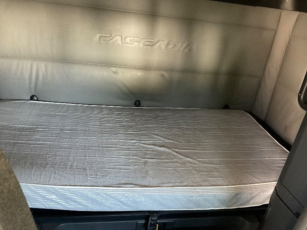 Sleeper Tractor-Heavy Duty Tractors-Freightliner-2021-T12664ST-Perrysburg-OH-474,071\n\t\tmiles-$ 66,500 - Image 16