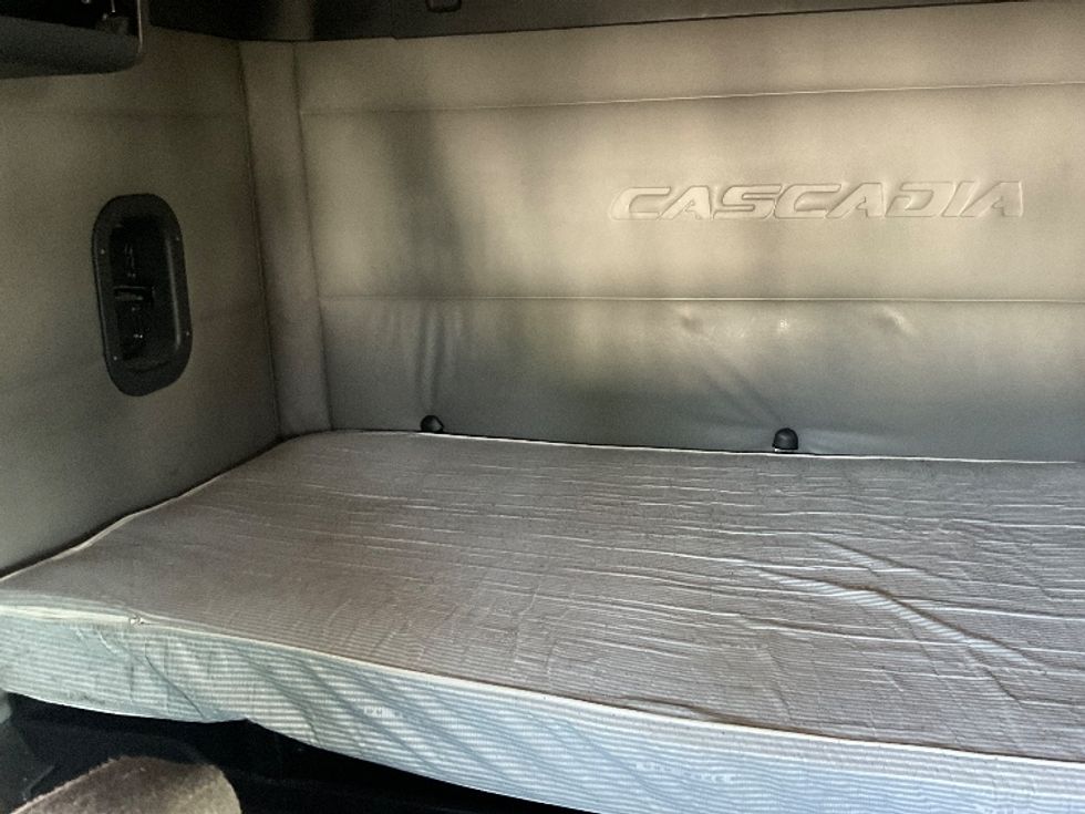 Sleeper Tractor-Heavy Duty Tractors-Freightliner-2021-T12664ST-Perrysburg-OH-474,071\n\t\tmiles-$ 66,500 - Image 17