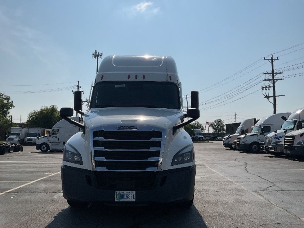 Sleeper Tractor-Heavy Duty Tractors-Freightliner-2021-T12664ST-Perrysburg-OH-474,071\n\t\tmiles-$ 66,500 - Image 2