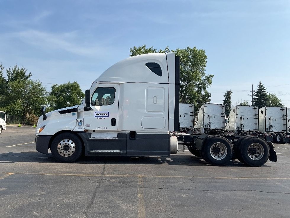Sleeper Tractor-Heavy Duty Tractors-Freightliner-2021-T12664ST-Perrysburg-OH-474,071\n\t\tmiles-$ 66,500 - Image 4