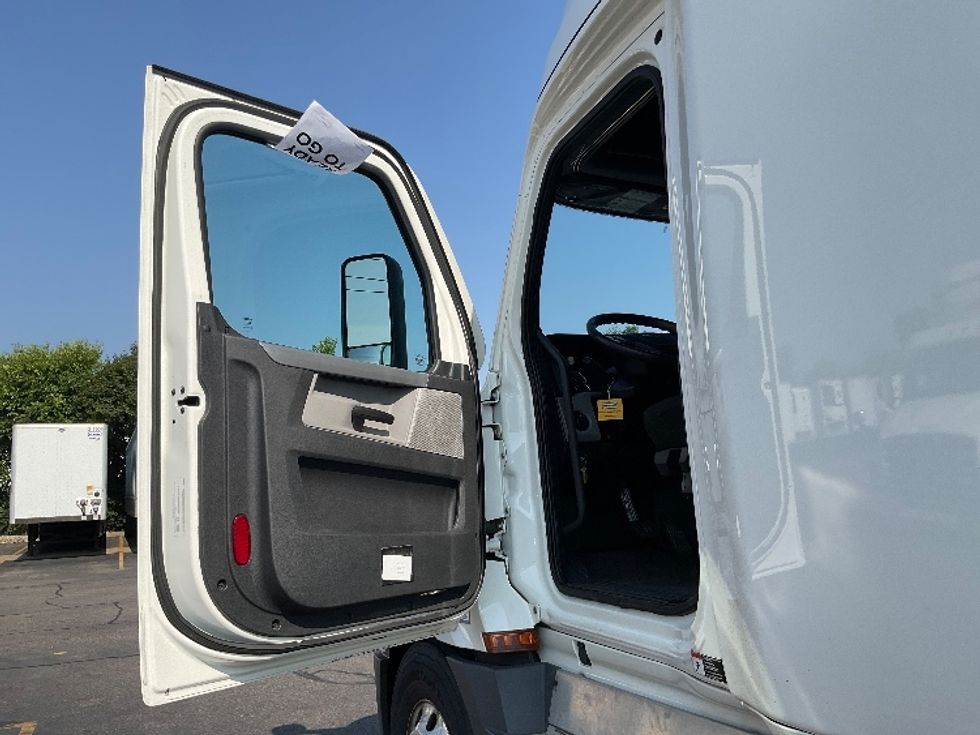 Sleeper Tractor-Heavy Duty Tractors-Freightliner-2021-T12664ST-Perrysburg-OH-474,071\n\t\tmiles-$ 66,500 - Image 9