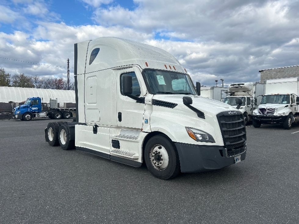 Sleeper Tractor-Heavy Duty Tractors-Freightliner-2021-T12664ST-Philadelphia-PA-548,262\n\t\tmiles-$ 58,000 - Image 1