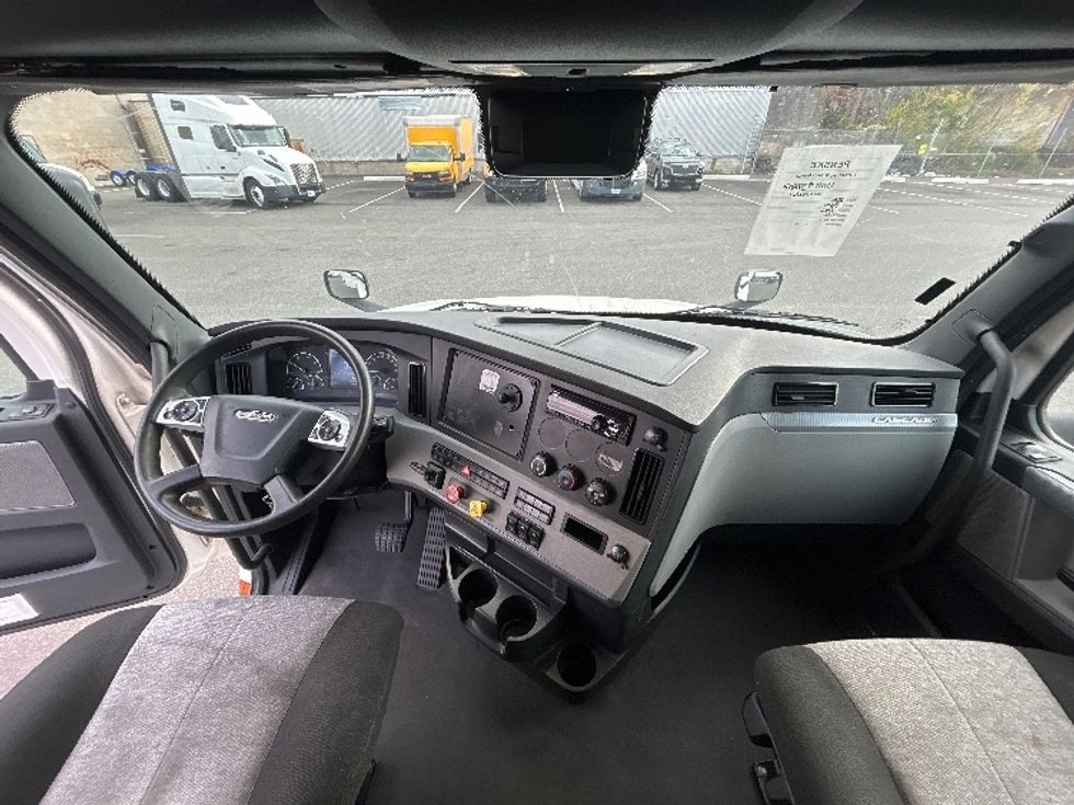 Sleeper Tractor-Heavy Duty Tractors-Freightliner-2021-T12664ST-Philadelphia-PA-548,262\n\t\tmiles-$ 58,000 - Image 12