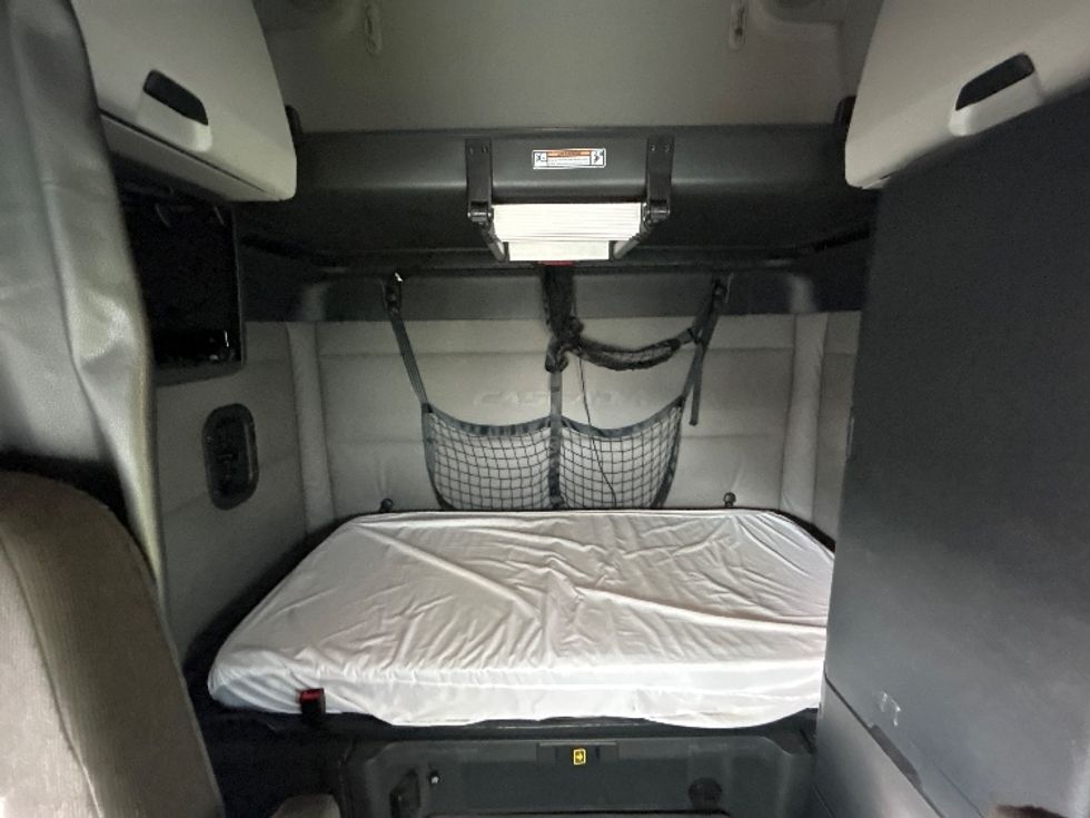 Sleeper Tractor-Heavy Duty Tractors-Freightliner-2021-T12664ST-Philadelphia-PA-548,262\n\t\tmiles-$ 58,000 - Image 16