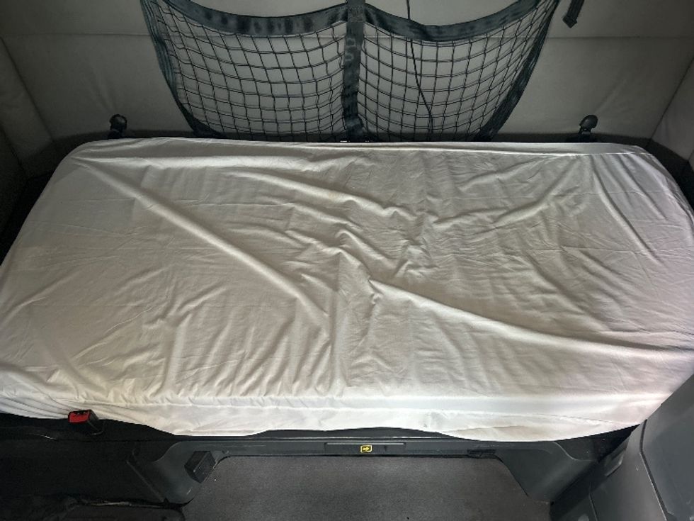 Sleeper Tractor-Heavy Duty Tractors-Freightliner-2021-T12664ST-Philadelphia-PA-548,262\n\t\tmiles-$ 58,000 - Image 17