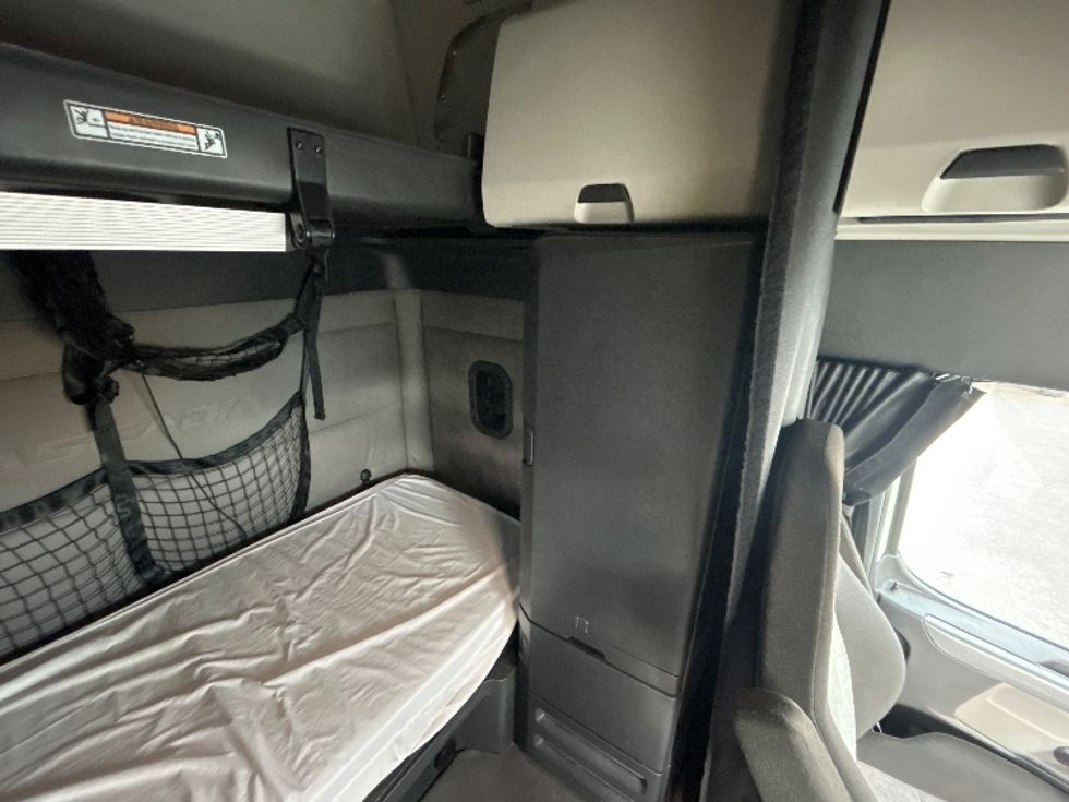 Sleeper Tractor-Heavy Duty Tractors-Freightliner-2021-T12664ST-Philadelphia-PA-548,262\n\t\tmiles-$ 58,000 - Image 18