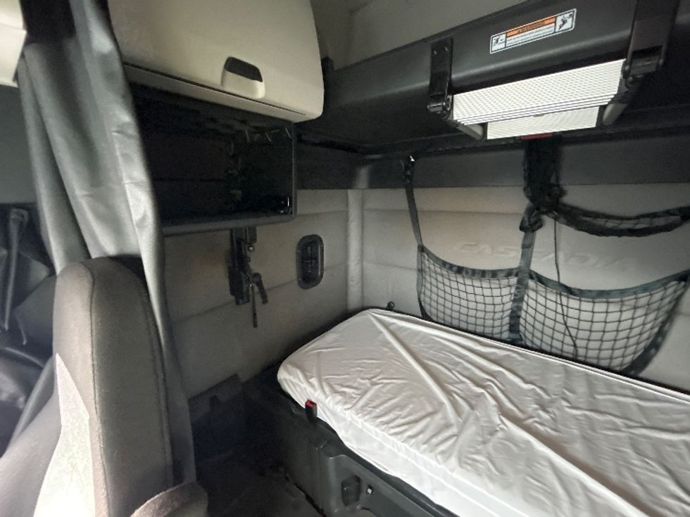 Sleeper Tractor-Heavy Duty Tractors-Freightliner-2021-T12664ST-Philadelphia-PA-548,262\n\t\tmiles-$ 58,000 - Image 19