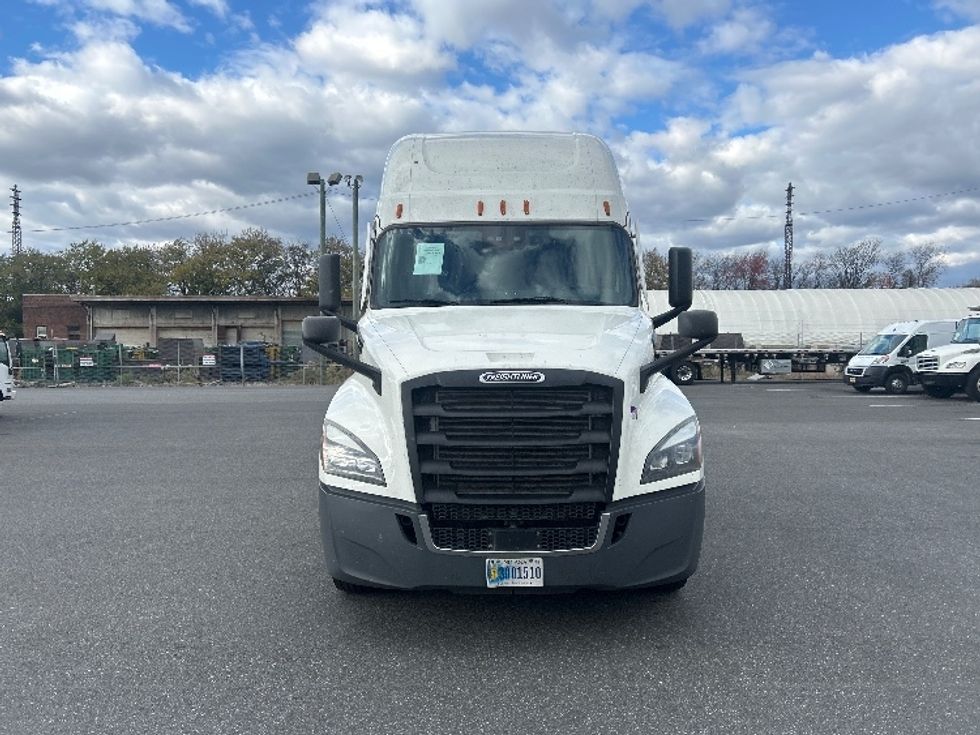 Sleeper Tractor-Heavy Duty Tractors-Freightliner-2021-T12664ST-Philadelphia-PA-548,262\n\t\tmiles-$ 58,000 - Image 2