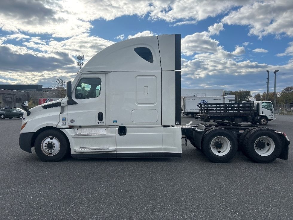 Sleeper Tractor-Heavy Duty Tractors-Freightliner-2021-T12664ST-Philadelphia-PA-548,262\n\t\tmiles-$ 58,000 - Image 4