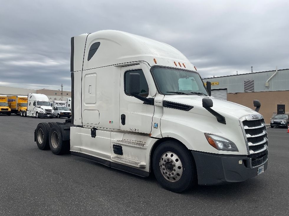 Sleeper Tractor-Heavy Duty Tractors-Freightliner-2021-T12664ST-Philadelphia-PA-615,415\n\t\tmiles-$ 54,500 - Image 1
