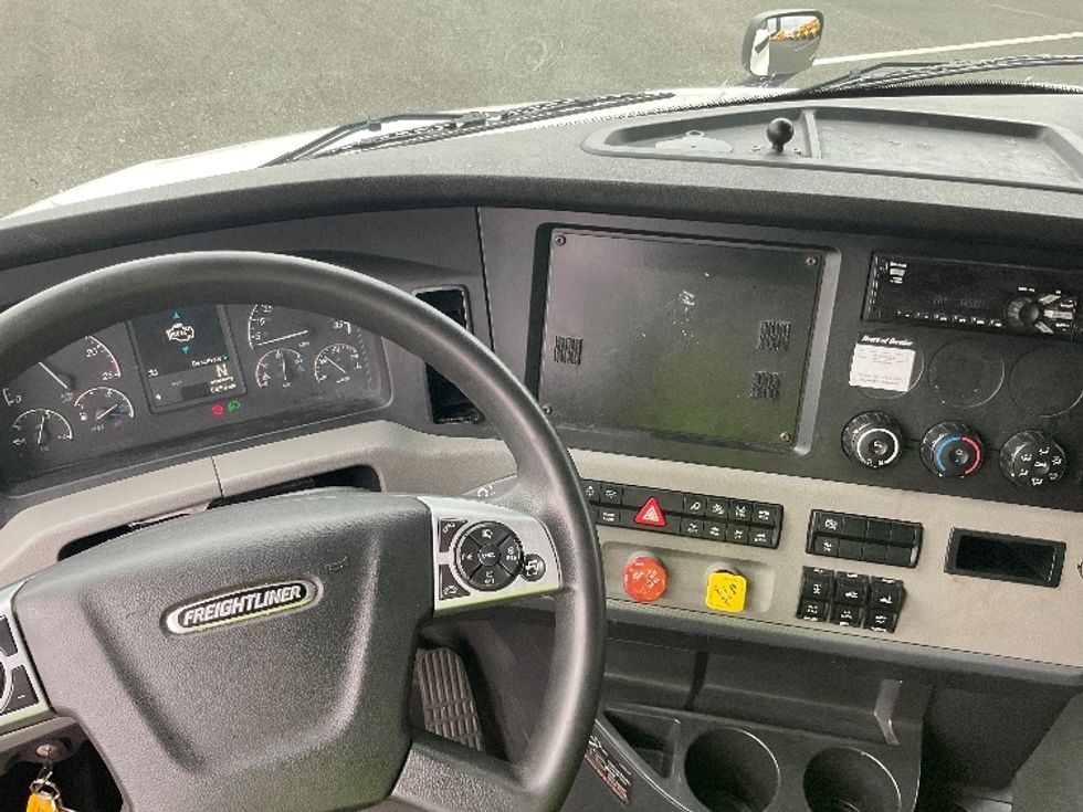 Sleeper Tractor-Heavy Duty Tractors-Freightliner-2021-T12664ST-Philadelphia-PA-615,415\n\t\tmiles-$ 54,500 - Image 11