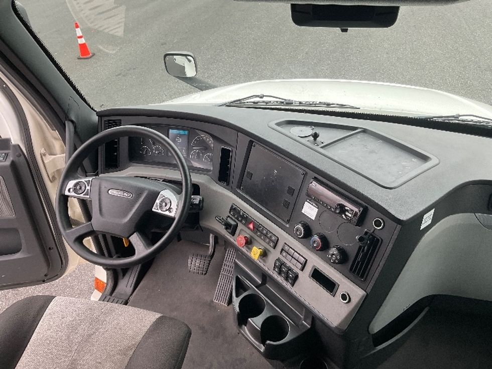 Sleeper Tractor-Heavy Duty Tractors-Freightliner-2021-T12664ST-Philadelphia-PA-615,415\n\t\tmiles-$ 54,500 - Image 12