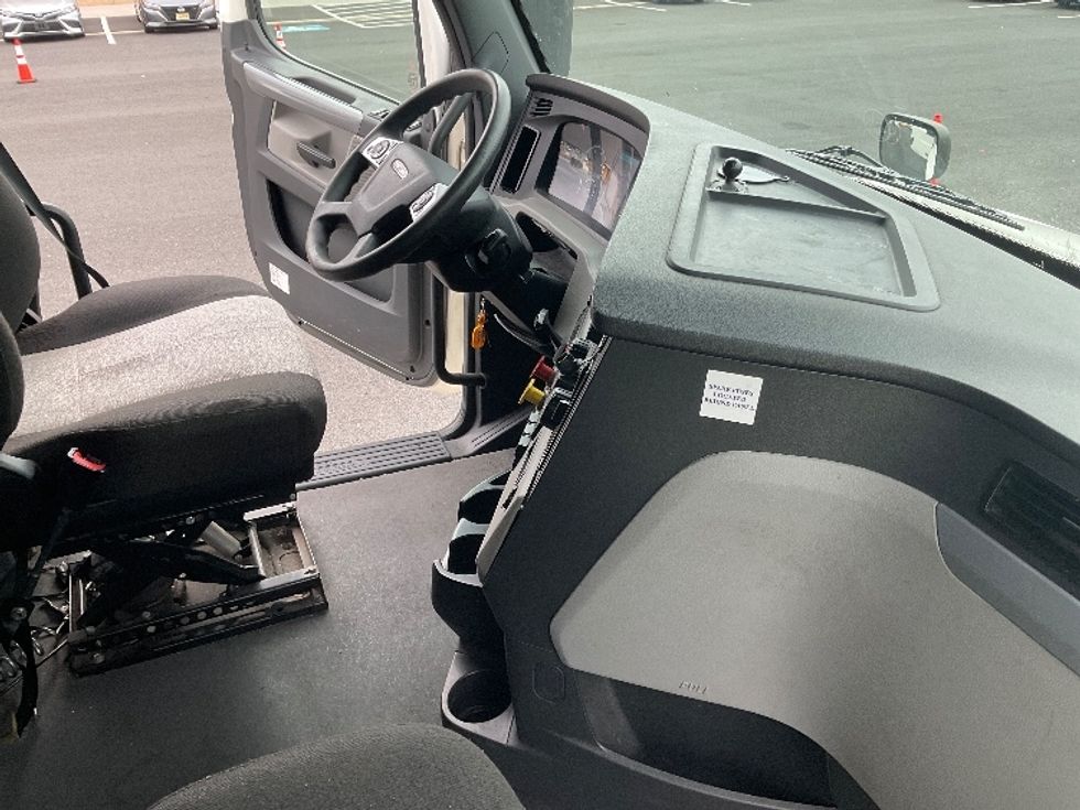 Sleeper Tractor-Heavy Duty Tractors-Freightliner-2021-T12664ST-Philadelphia-PA-615,415\n\t\tmiles-$ 54,500 - Image 15