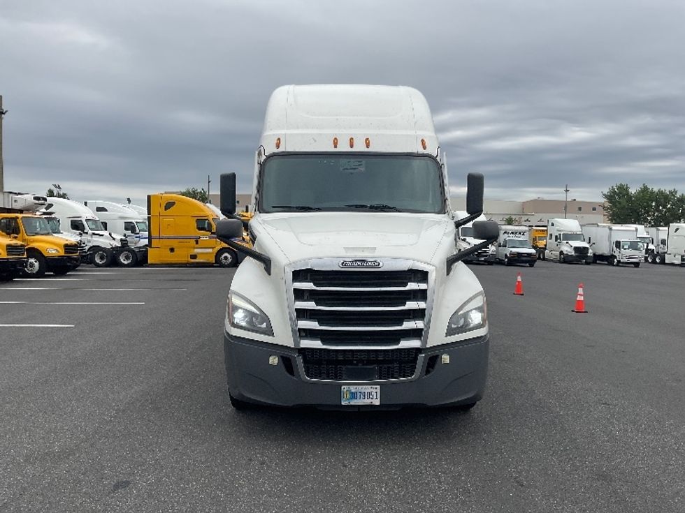 2021 Freightliner Cascadia 126" Sleeper Cab photo 2