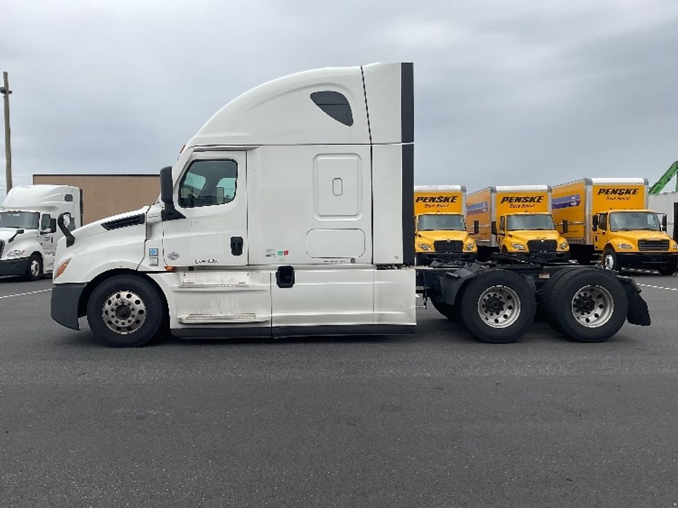 2021 Freightliner Cascadia 126" Sleeper Cab photo 4