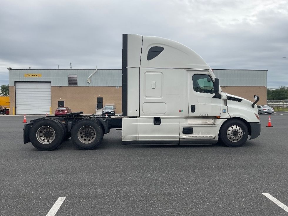 Sleeper Tractor-Heavy Duty Tractors-Freightliner-2021-T12664ST-Philadelphia-PA-615,415\n\t\tmiles-$ 54,500 - Image 8