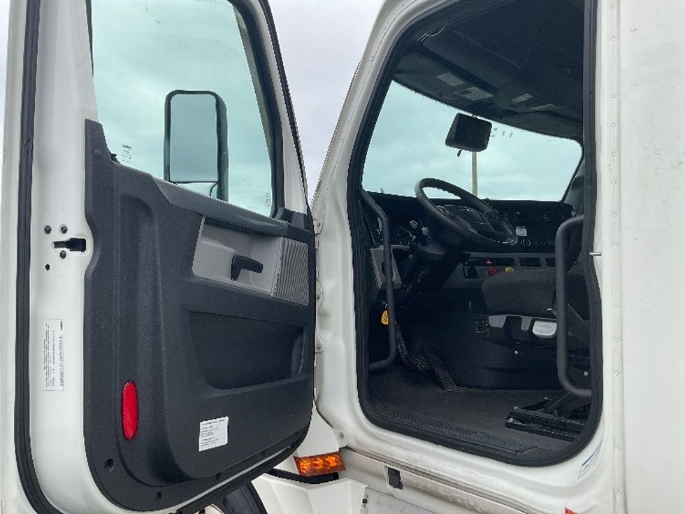 Sleeper Tractor-Heavy Duty Tractors-Freightliner-2021-T12664ST-Philadelphia-PA-615,415\n\t\tmiles-$ 54,500 - Image 9