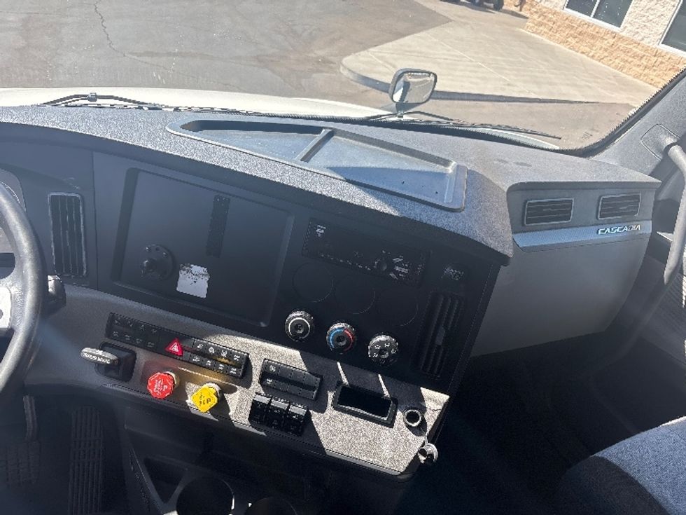 Sleeper Tractor-Heavy Duty Tractors-Freightliner-2021-T12664ST-Phoenix-AZ-539,663\n\t\tmiles-$ 58,750 - Image 12