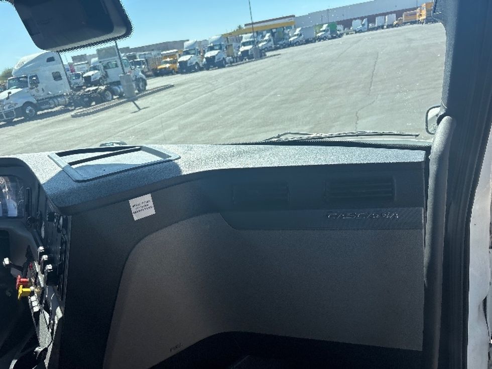 Sleeper Tractor-Heavy Duty Tractors-Freightliner-2021-T12664ST-Phoenix-AZ-539,663\n\t\tmiles-$ 58,750 - Image 14