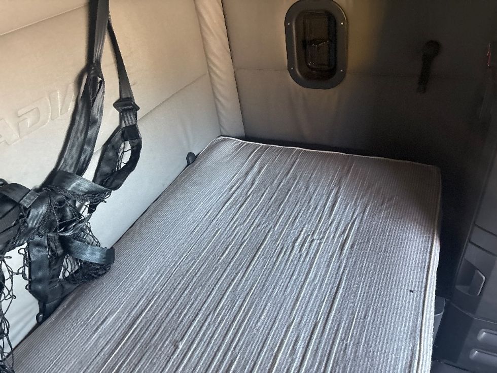 Sleeper Tractor-Heavy Duty Tractors-Freightliner-2021-T12664ST-Phoenix-AZ-539,663\n\t\tmiles-$ 58,750 - Image 18