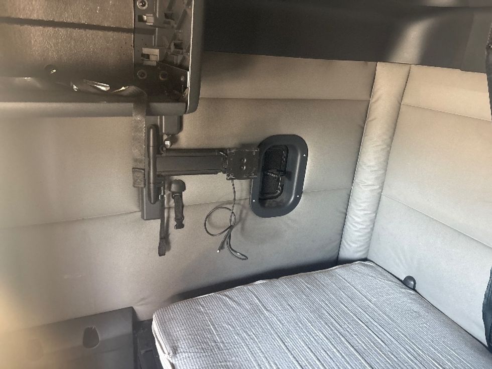 Sleeper Tractor-Heavy Duty Tractors-Freightliner-2021-T12664ST-Phoenix-AZ-539,663\n\t\tmiles-$ 58,750 - Image 19