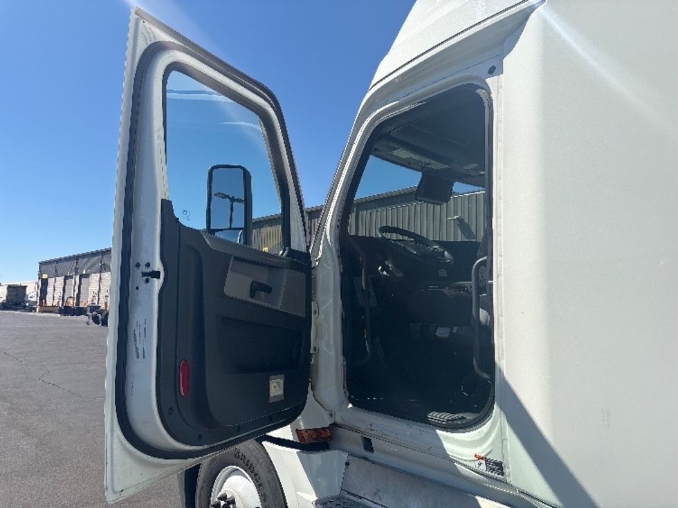 Sleeper Tractor-Heavy Duty Tractors-Freightliner-2021-T12664ST-Phoenix-AZ-539,663\n\t\tmiles-$ 58,750 - Image 9