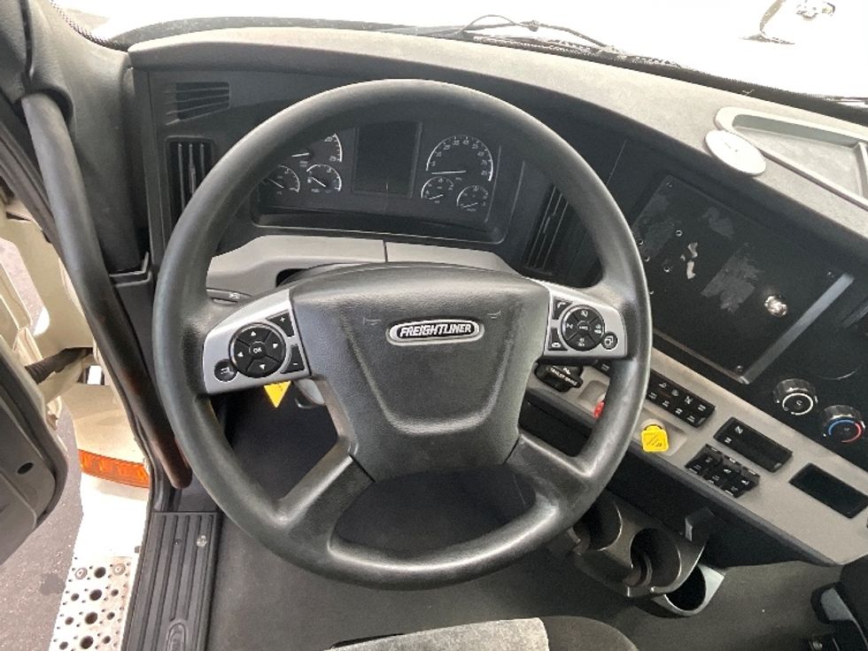 Sleeper Tractor-Heavy Duty Tractors-Freightliner-2021-T12664ST-Phoenix-AZ-541,401\n\t\tmiles-$ 68,000 - Image 11