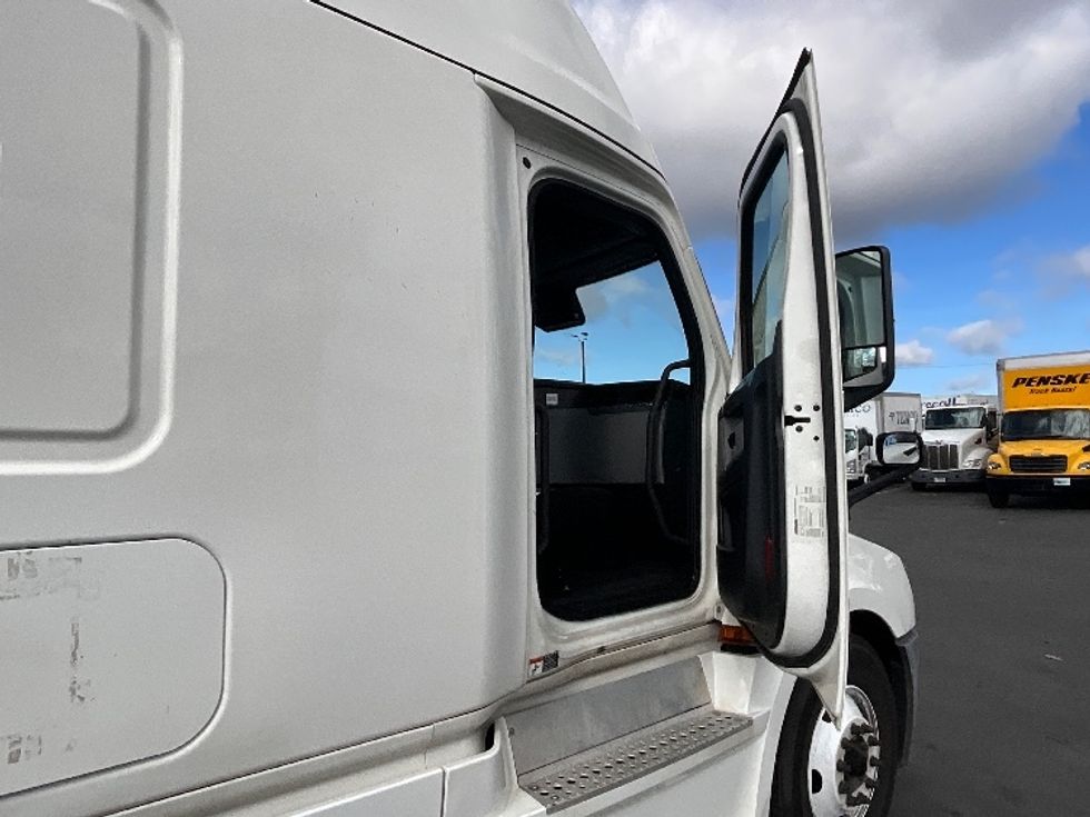 Sleeper Tractor-Heavy Duty Tractors-Freightliner-2021-T12664ST-Phoenix-AZ-541,401\n\t\tmiles-$ 68,000 - Image 13