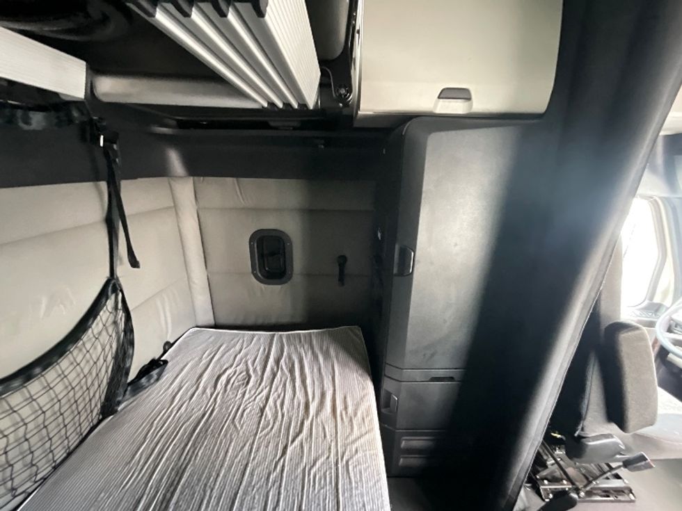 Sleeper Tractor-Heavy Duty Tractors-Freightliner-2021-T12664ST-Phoenix-AZ-541,401\n\t\tmiles-$ 68,000 - Image 18