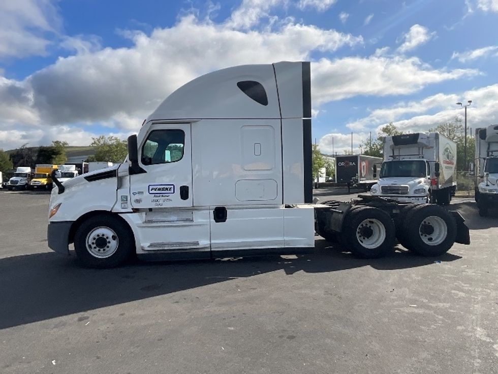 Sleeper Tractor-Heavy Duty Tractors-Freightliner-2021-T12664ST-Phoenix-AZ-541,401\n\t\tmiles-$ 68,000 - Image 4