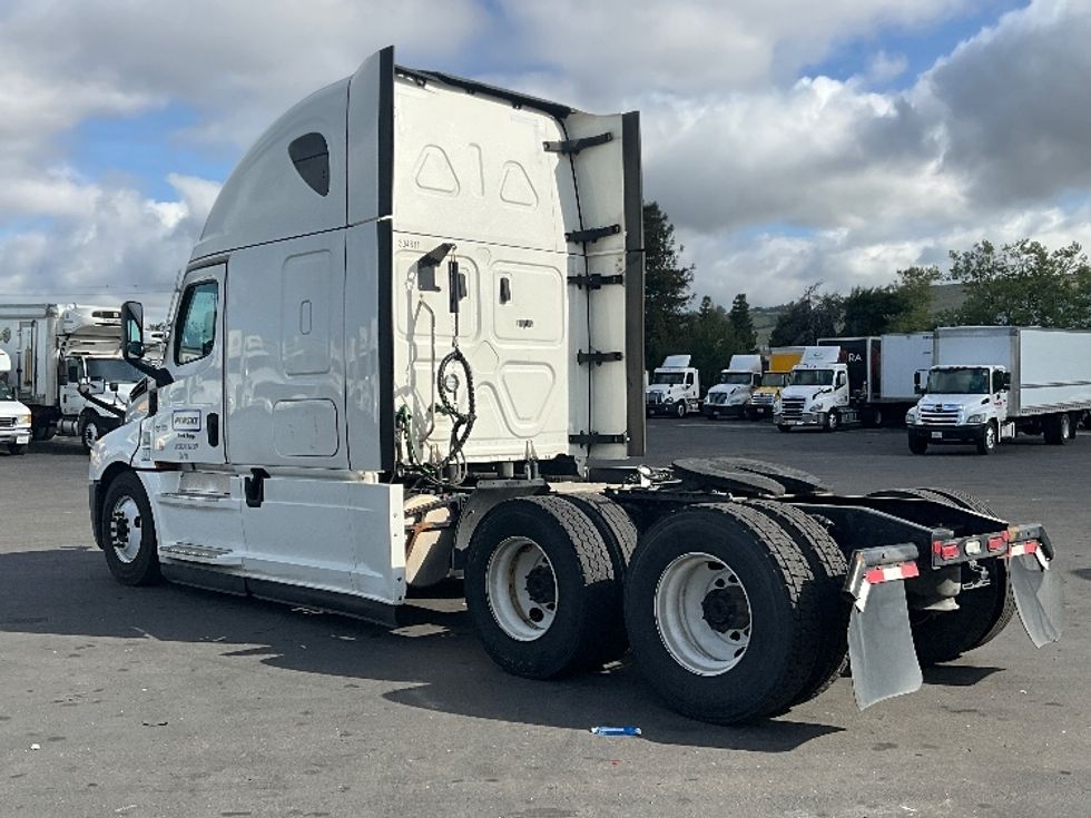 Sleeper Tractor-Heavy Duty Tractors-Freightliner-2021-T12664ST-Phoenix-AZ-541,401\n\t\tmiles-$ 68,000 - Image 5