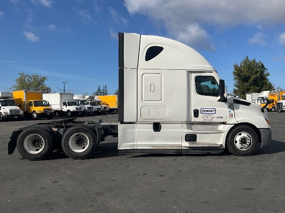 Sleeper Tractor-Heavy Duty Tractors-Freightliner-2021-T12664ST-Phoenix-AZ-541,401\n\t\tmiles-$ 68,000 - Image 8