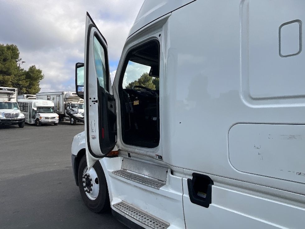 Sleeper Tractor-Heavy Duty Tractors-Freightliner-2021-T12664ST-Phoenix-AZ-541,401\n\t\tmiles-$ 68,000 - Image 9