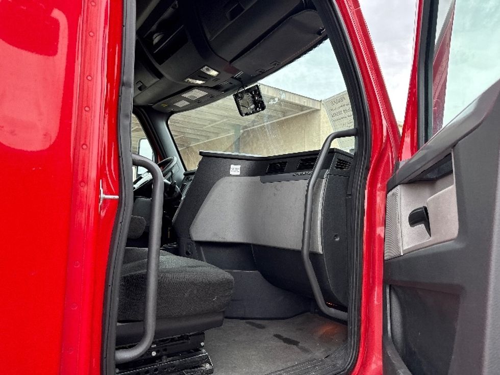 Sleeper Tractor-Heavy Duty Tractors-Freightliner-2021-T12664ST-Phoenix-AZ-597,061\n\t\tmiles-$ 57,750 - Image 13