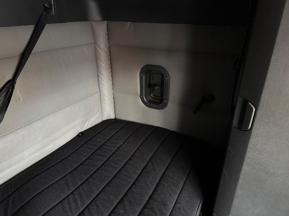 Sleeper Tractor-Heavy Duty Tractors-Freightliner-2021-T12664ST-Phoenix-AZ-597,061\n\t\tmiles-$ 57,750 - Image 17