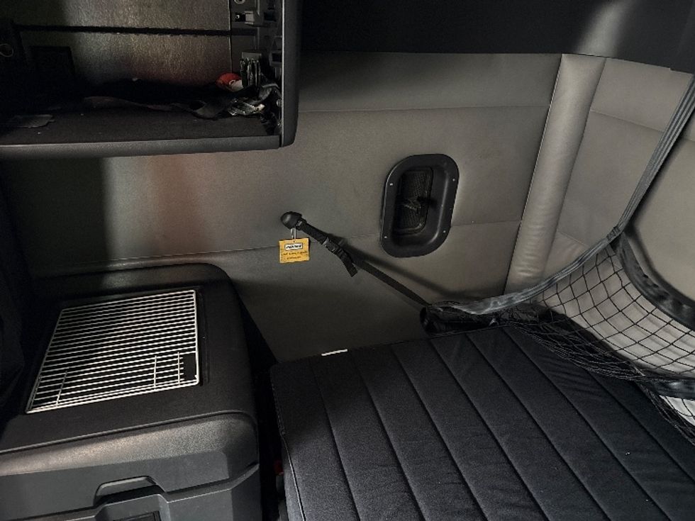 Sleeper Tractor-Heavy Duty Tractors-Freightliner-2021-T12664ST-Phoenix-AZ-597,061\n\t\tmiles-$ 57,750 - Image 18