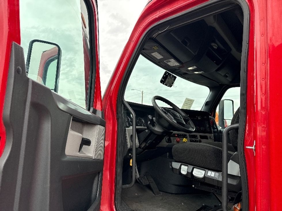 Sleeper Tractor-Heavy Duty Tractors-Freightliner-2021-T12664ST-Phoenix-AZ-597,061\n\t\tmiles-$ 57,750 - Image 9