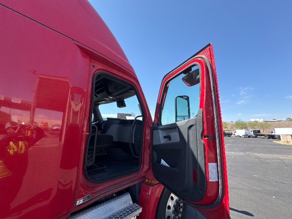 Sleeper Tractor-Heavy Duty Tractors-Freightliner-2021-T12664ST-Phoenix-AZ-602,376\n\t\tmiles-$ 61,000 - Image 13