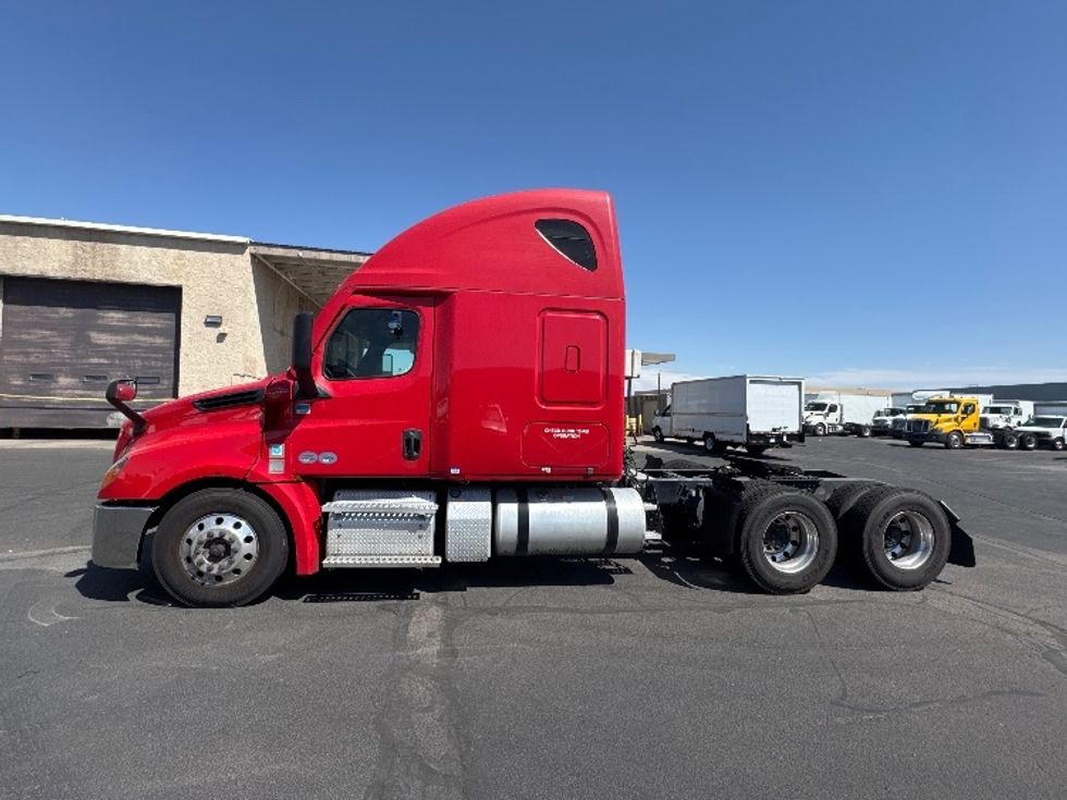 Sleeper Tractor-Heavy Duty Tractors-Freightliner-2021-T12664ST-Phoenix-AZ-602,376\n\t\tmiles-$ 61,000 - Image 4