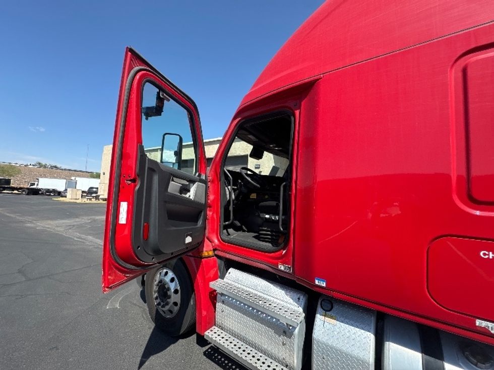 Sleeper Tractor-Heavy Duty Tractors-Freightliner-2021-T12664ST-Phoenix-AZ-602,376\n\t\tmiles-$ 61,000 - Image 9
