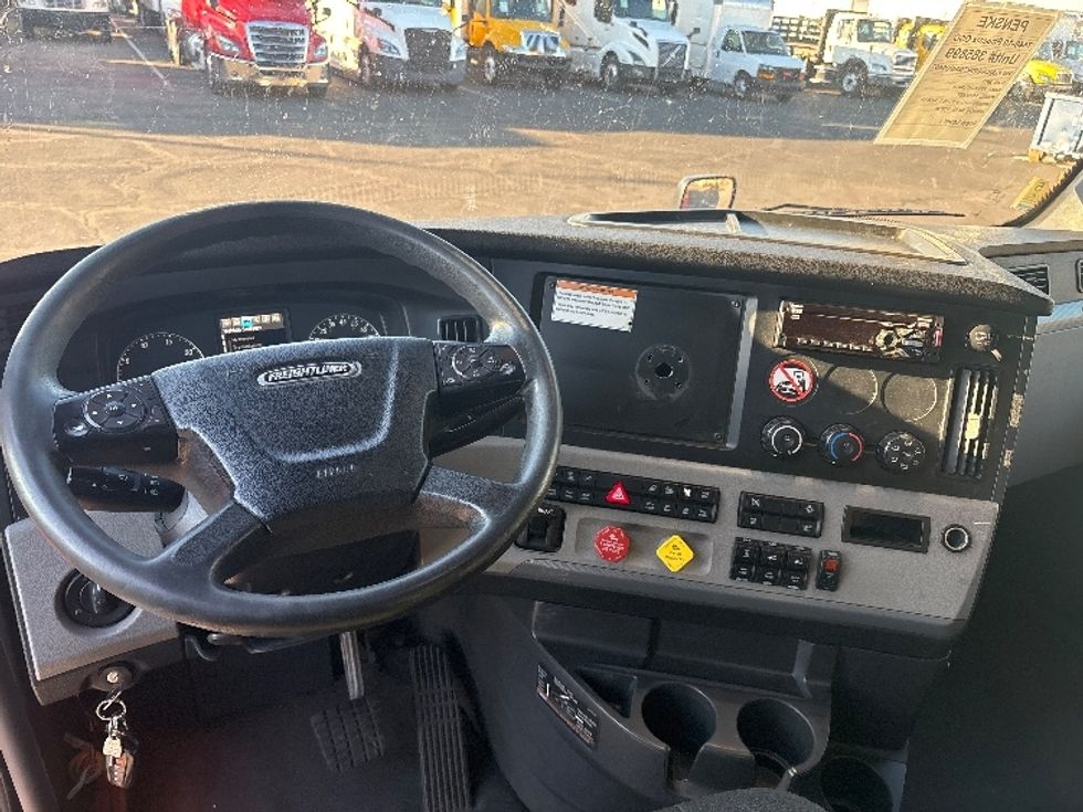 Sleeper Tractor-Heavy Duty Tractors-Freightliner-2021-T12664ST-Phoenix-AZ-619,818\n\t\tmiles-$ 54,500 - Image 11