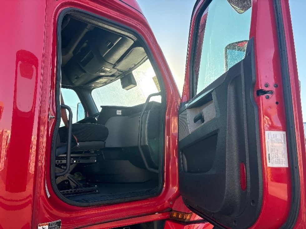 Sleeper Tractor-Heavy Duty Tractors-Freightliner-2021-T12664ST-Phoenix-AZ-619,818\n\t\tmiles-$ 54,500 - Image 13